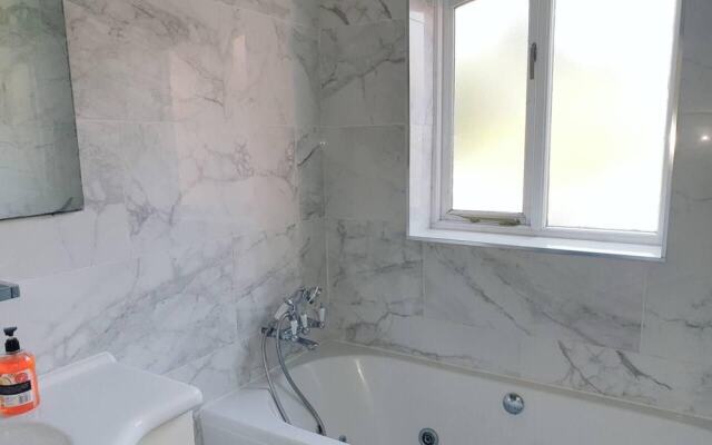 Lovely 4-bed , 3 Bath Villa in Bolton, Manchester