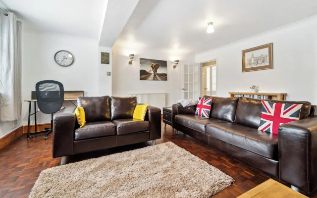 Charming 4-bedroom House in Cheshunt With Parking