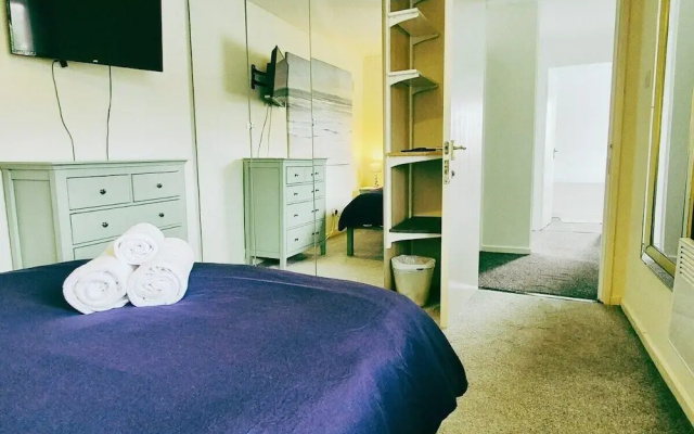 Comfy 3BR Flat on Quiet Street