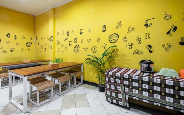 RedDoorz Hostel near Trans Studio Mall