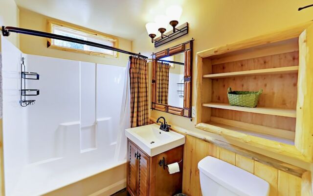 880 Edgemoor Rd Cabin