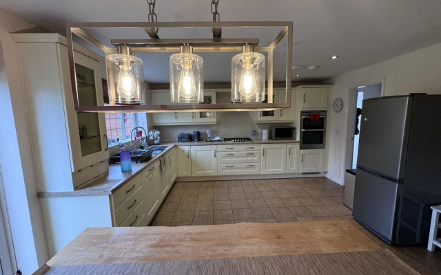 Spacious 4Bd House With Character In Coventry