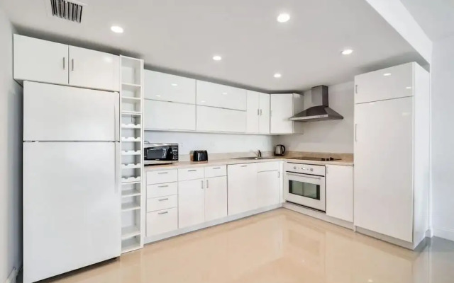 1 Bedroom +den Bay View Or620