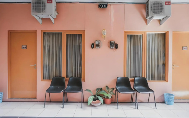 RedDoorz near Plaza Ambarukmo