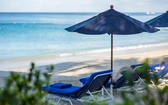 Sungazer - Holetown Apt & Beach Club on West Coast