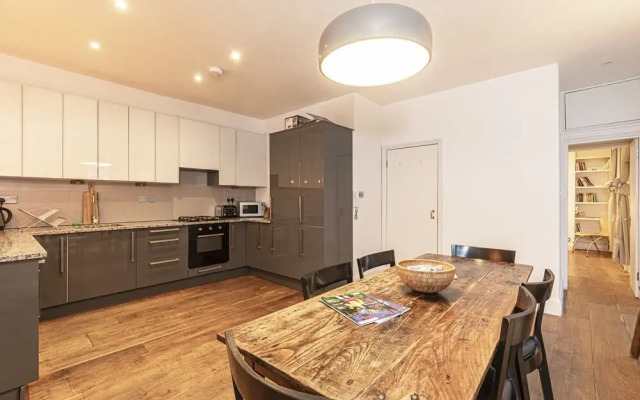 Stylish&Spacious 4br House W/Parking in Kensington