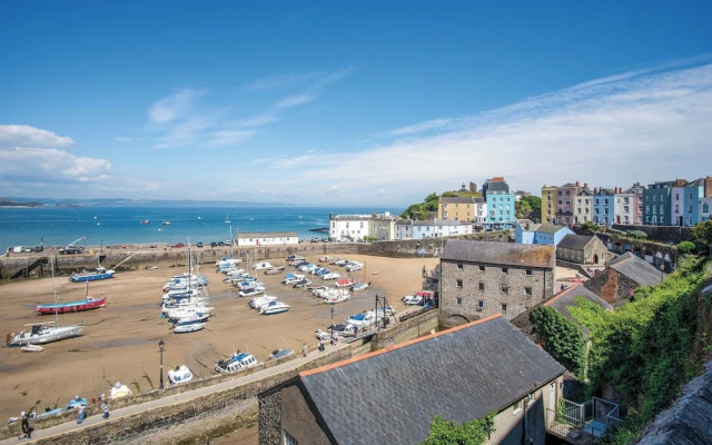 5 Belle Vue Court - 2 Bedroom Apartment - Tenby