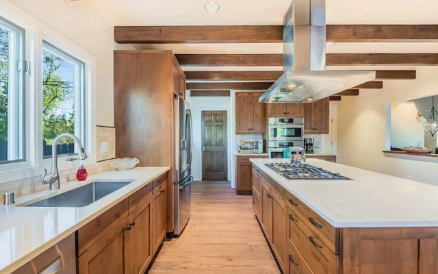 Encantada - Spacious and Luxurious Home, Walk to The Plaza