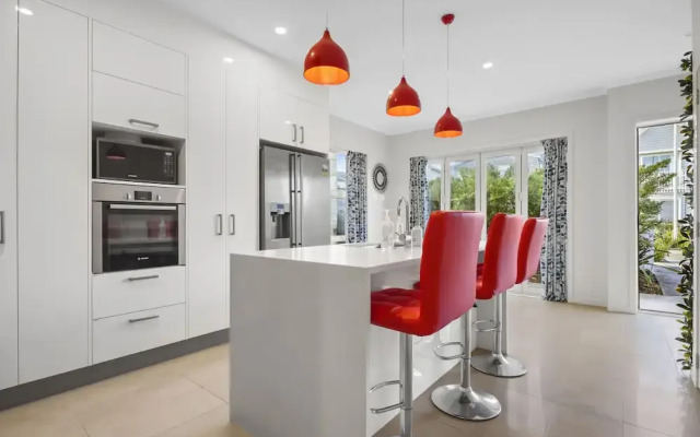 Modern 3BR Family House - Yard & Big TV