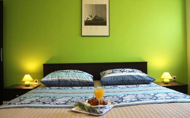 Schöne Ferienwohnung mit Terrasse, Roses