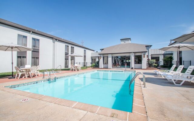 Clarion Inn & Suites US 65 & Battlefield Road