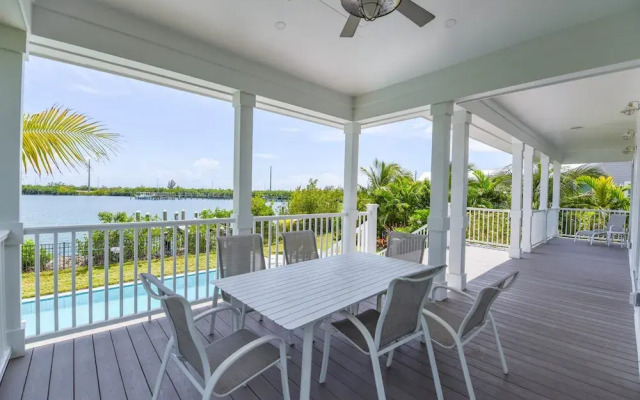 Springtide House by Brightwild Waterfront Pool