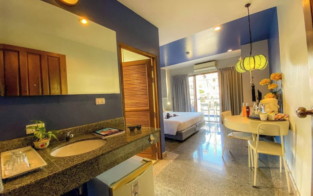 Room-hotel With Balcony in Phukettown