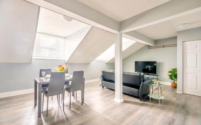 Charming 2BR Apartment - Downtown Hamilton