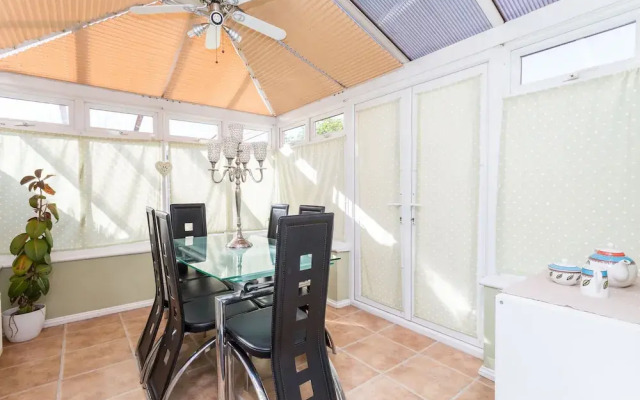 Fabulous 3-bed House, Close to Station