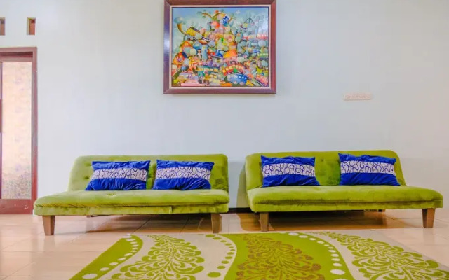 Tiara Family Residence by OYO Rooms