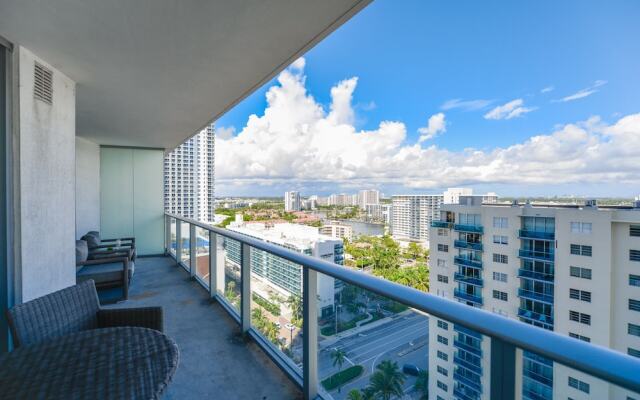 Perfect Beachfront Condo: Comfort & Luxury