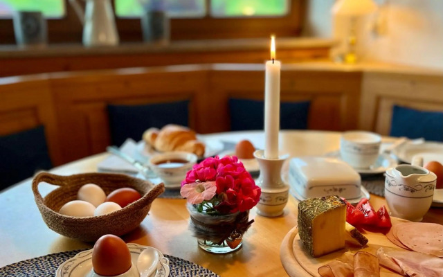 Wunderschöne Wohnung mit Balkon und Blick auf die Alpen
