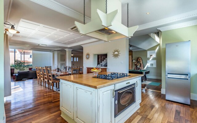 Amazing Home in Banjole With Jacuzzi, Wifi and 4 Bedrooms