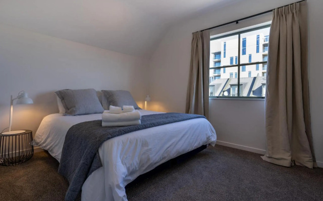 Chester Street West Apartment