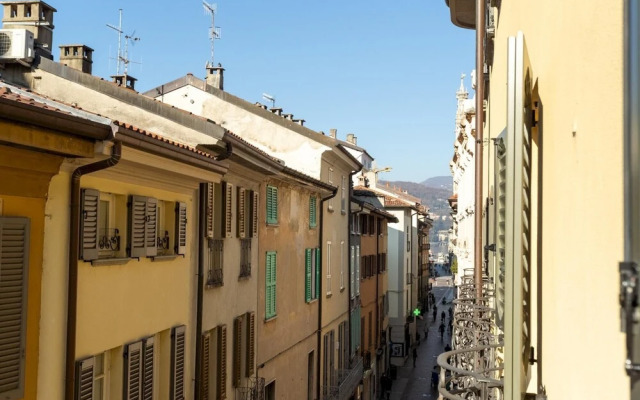 White Flat in Como City Center