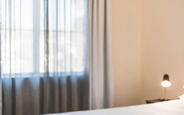 Spacious Retreat Near Iconic LA Sights