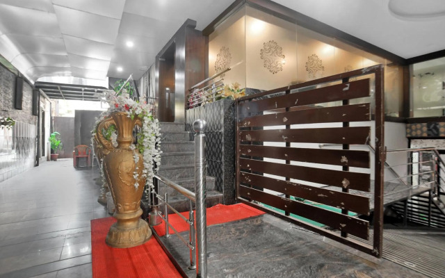 OYO Townhouse 704 Hotel Divya Palace