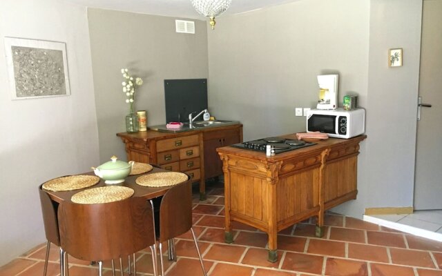 2 Tastefully Furnished Gites With Private Pool, 1km From Faucon