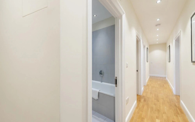 Modern Three Bedroom Apartment in Hammersmith