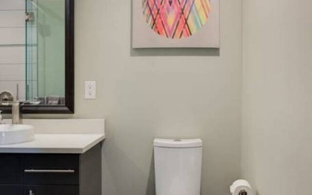 Downtown Penthouse with Free Parking