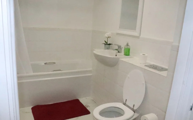 Skyline Haven Modern 2BR w/ Free Parking & 4kTV