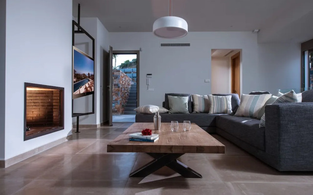 Luxury Villa With Stunning Views in Agios Nikolaos
