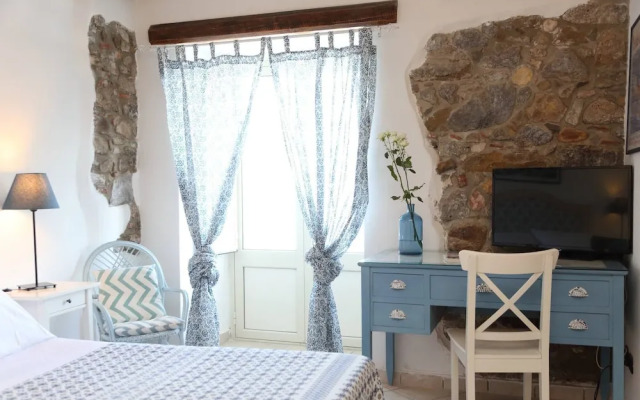 Room in Guest Room - Central Room With Balcony And Amazing Sea View