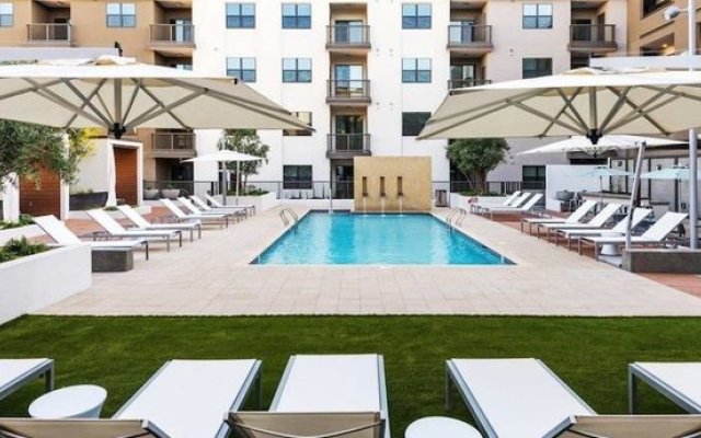 Luxe 1Br Condo In Downtown Area