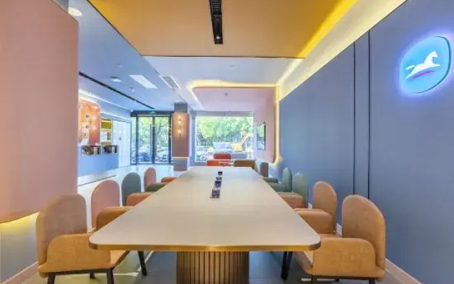 HanTing Hotel (Shanghai Qilianshan Nan Road Subway Station)