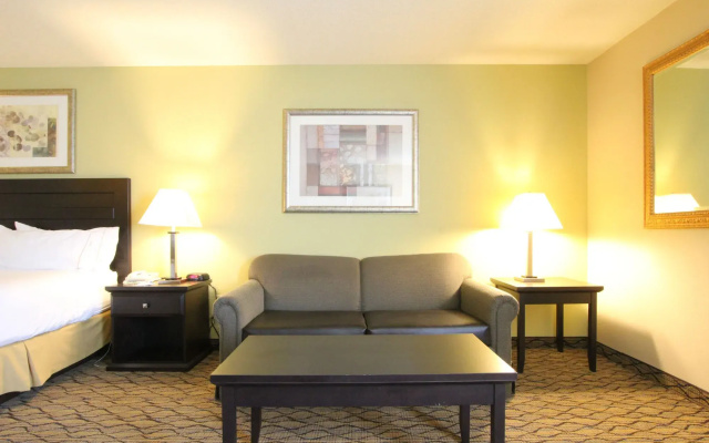 Holiday Inn Express & Suites Chicago-Libertyville by IHG