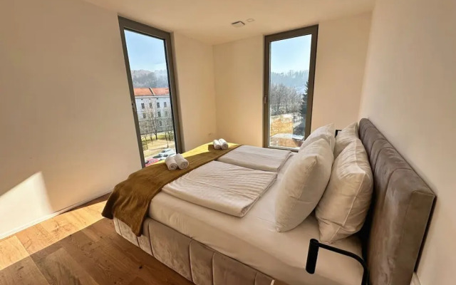 Garden Residence - Premium Castle View Apartment