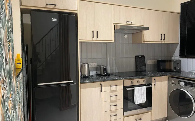 Townhouse With Pool 5 Minute Walk to Beach