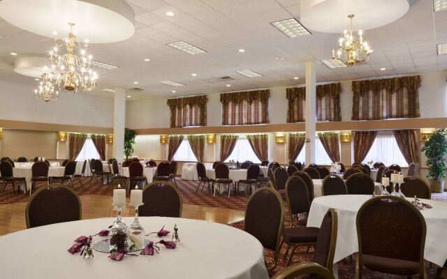 HomeTowne Studios by Red Roof & Conference Center Cortland