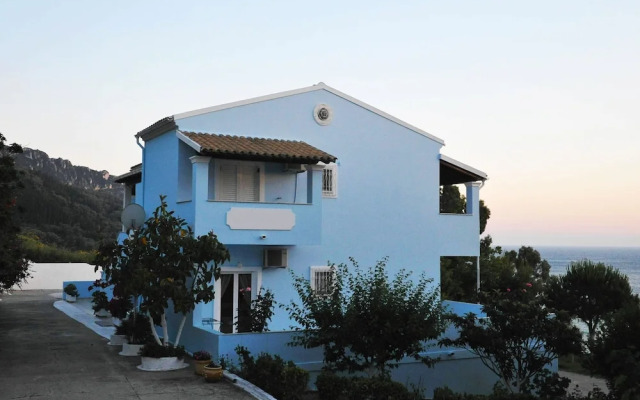 Agios Georgios - 2 Beds - Sleeps 5 - Free Parking