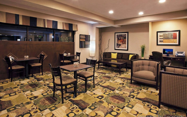 Quality Inn & Suites Oakwood Village - Cleveland South