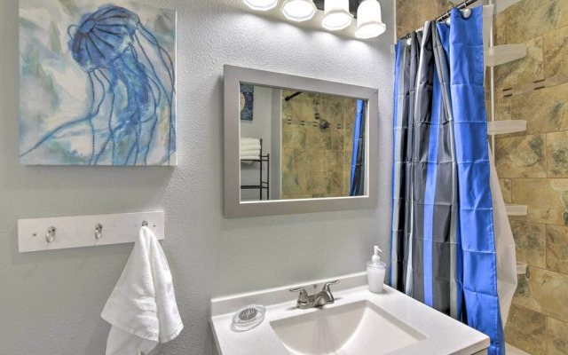 Convenient Apt w/ Golf Carts & Grill Access!