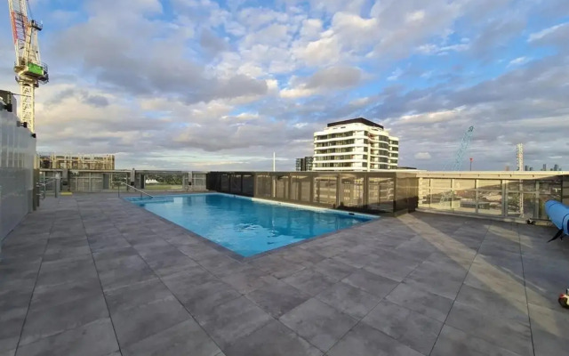 FS108c Exquisite and warm 1BR nest in Footscray Pool Gym