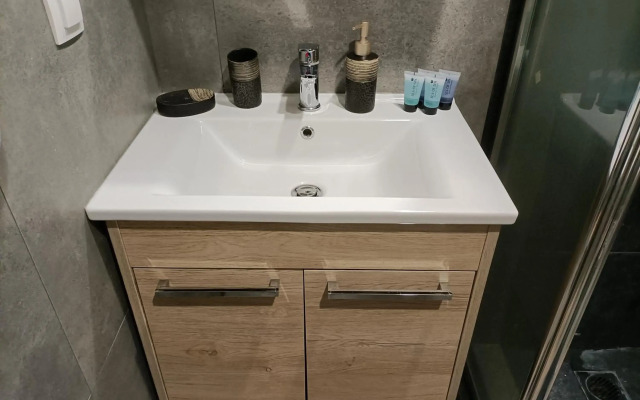 Modern Comfy Apartment near Metro