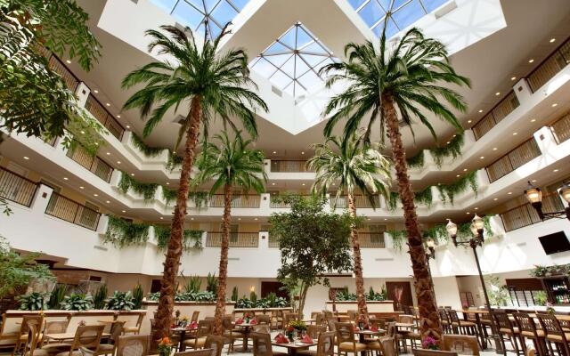 Embassy Suites La Quinta Hotel & Spa