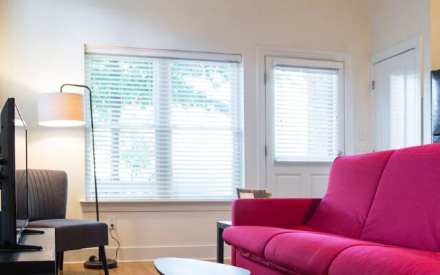 Fun 1 BR Apt In Popular NODA