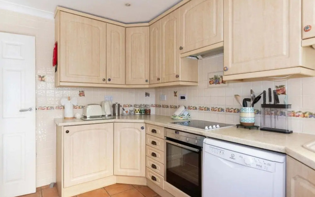 Seaside Retreat - Five Minutes to Beach Village