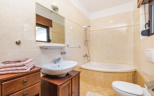 Amazing Apartment in Icici With Wifi and 2 Bedrooms