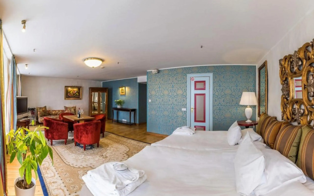 CRU Hotel