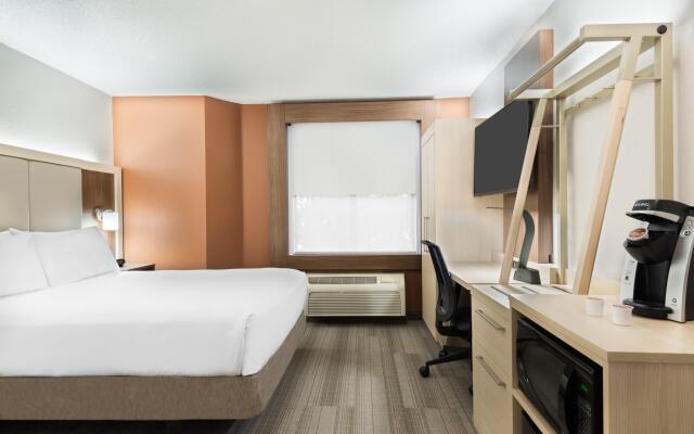 Holiday Inn Express & Suites Nearest Universal Orlando, an IHG Hotel